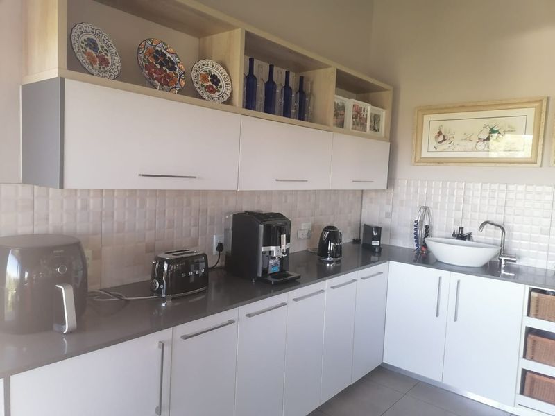 Modern Hillside Luxury with Panoramic Views in Erospark, Windhoek - Photo 10