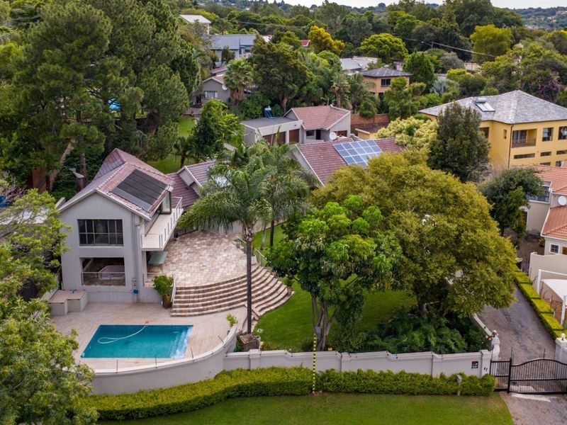 Spacious Luxury Living: 4-Bedroom Home with Separate 2-Bedroom Garden Cottage in Waterkloof - Photo 3