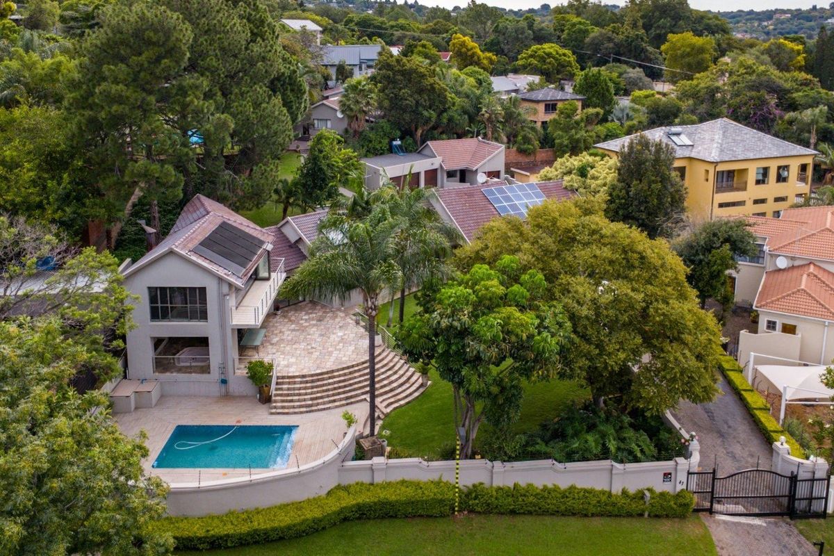 Spacious Luxury Living: 4-Bedroom Home with Separate 2-Bedroom Garden Cottage in Waterkloof - Photo 3