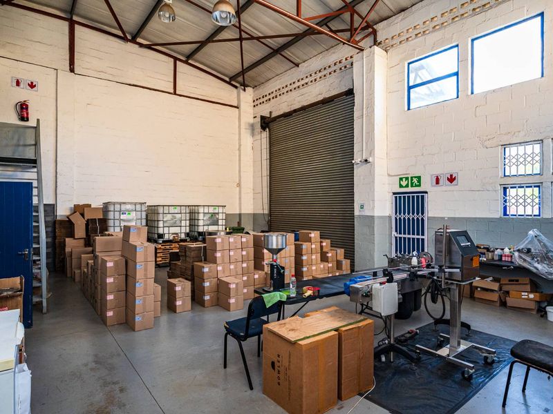 Secure CCTV-Monitored Unit in Prime Industrial Park - Photo 2