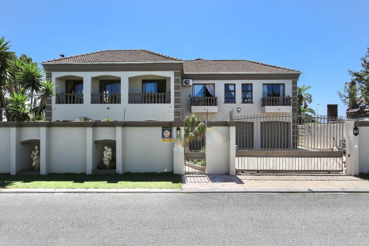 Large property! Refined Coastal Living Steps from the Sand – Sunset Beach Elegance - Photo 2