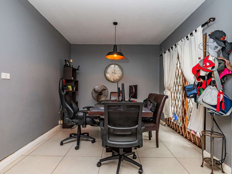 HENDRA - DELIGHTFUL PET FRIENDLY DUPLEX WITH ITS OWN POOL - Photo 7