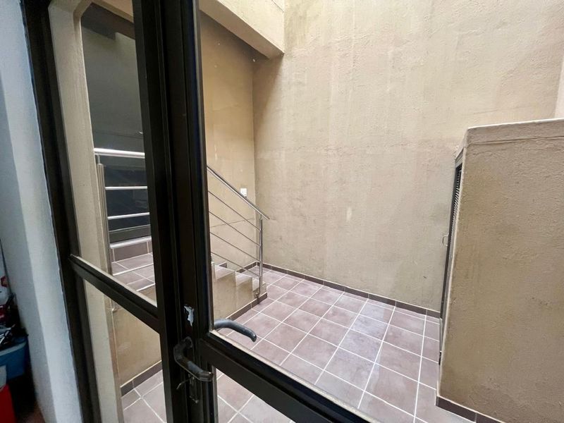 FOR SALE- 4 BEDROOM, 3 STOREY HOUSE IN LONG BEACH, WALVIS BAY, NAMIBIA - Photo 9