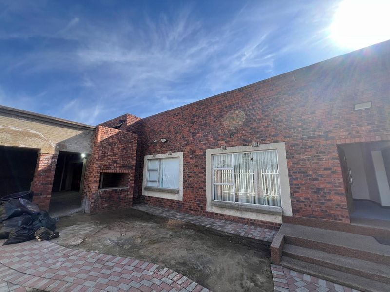 Modern, Secure, and Centrally Located Family Home in Reigerpark - Photo 3