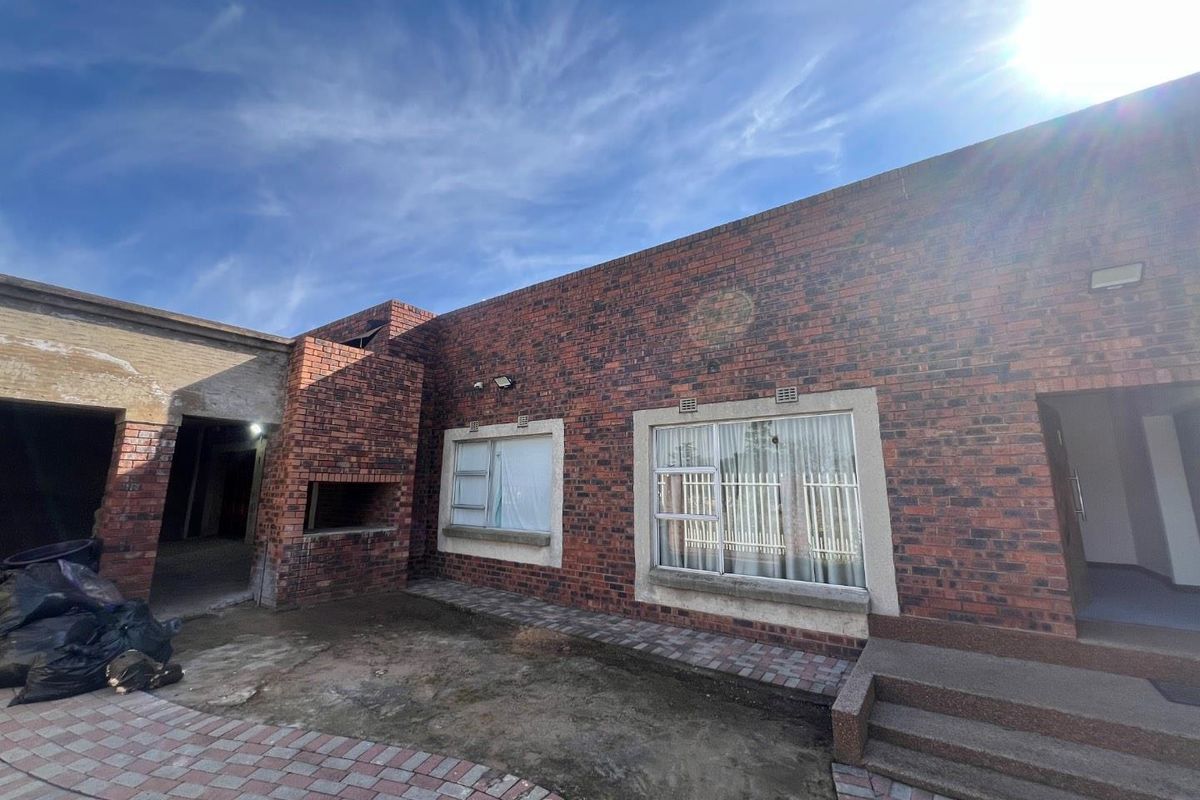 Modern, Secure, and Centrally Located Family Home in Reigerpark - Photo 3