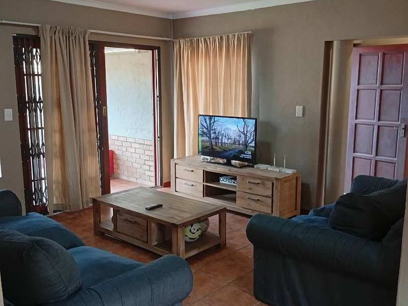 Modern 3-Bedroom Townhouse in Sought-After Complex For Sale! - Photo 8