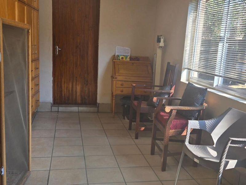 Family home with separate Flatlet in Brackendowns - Photo 5