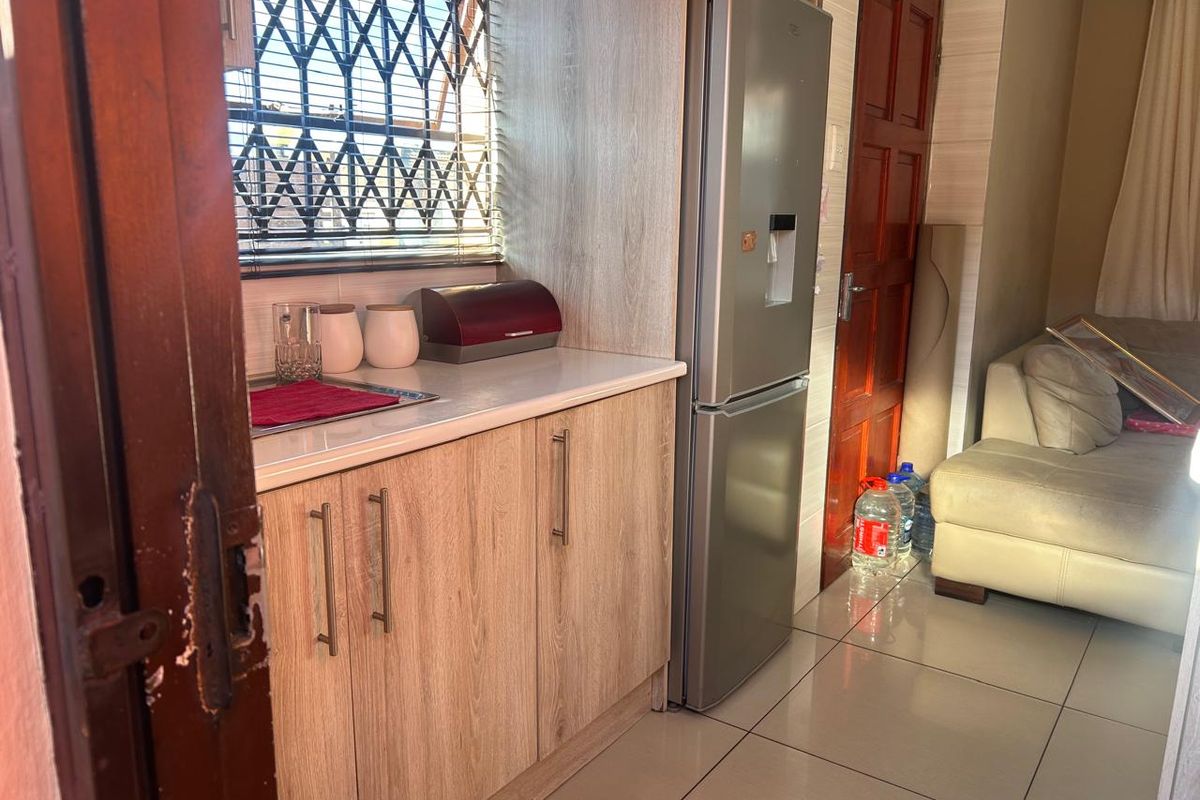 Clayville Ext 45 - R 900 000 , 2 bed , 1 Bath - Photo 4