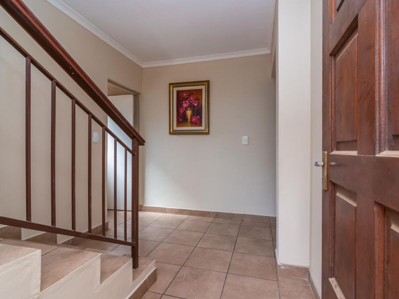 Your Perfect 4-bedroom Family Home in a Secure Complex in Ruimsig Noord - Photo 8