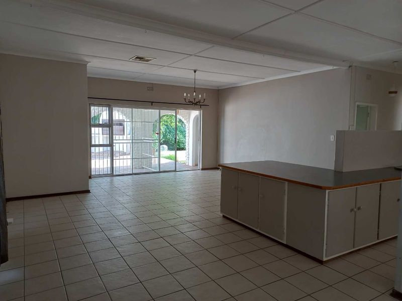 Lovely family home in a very popular area! - Photo 2