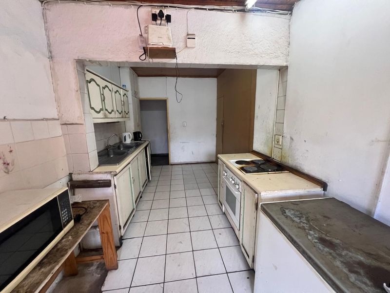 8 bedroom house neats a bit of TLC for student accomdatiomn - Photo 4