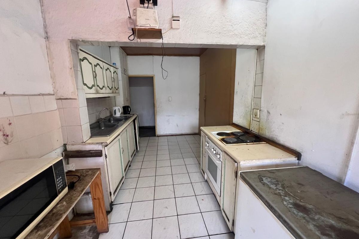 8 bedroom house neats a bit of TLC for student accomdatiomn - Photo 4