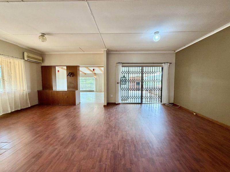 4 Bedroom House For Sale in Olympia - Photo 8