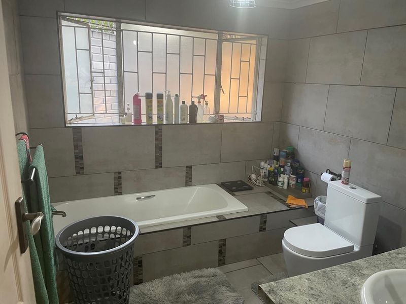 3 Bedroom 2 Barthroom for sale in Bloubsrand - Photo 7