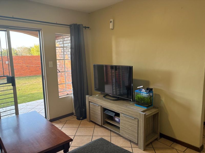 Charming 2-Bedroom Garden Unit in Secure Estate - Photo 9