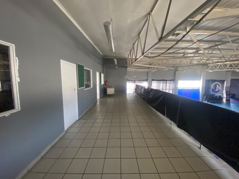 Vibrant Location: Perfect for Car Showroom & More - Photo 8