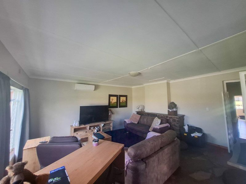 Charming Valhalla Original with Modern Finishes & Expansive Garden - Photo 8