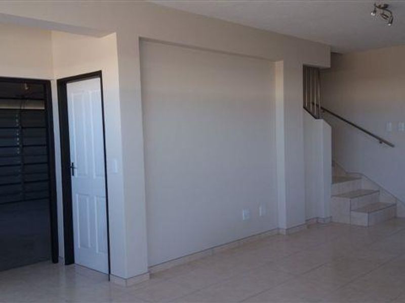 Modern Duplex Town House close to schools. - Photo 5