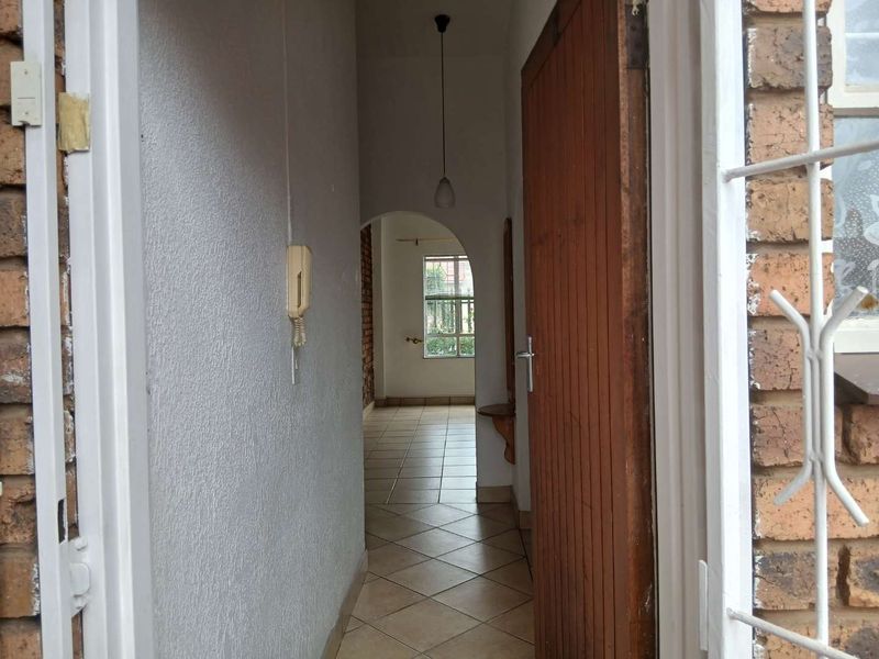 Charming Ground-Floor Unit with Prime Alberton Location!" 2. "Discover Spacious Living Near Alberton Boulevard!" 3. "Perfect Family Home: Comfort and Conven - Photo 2