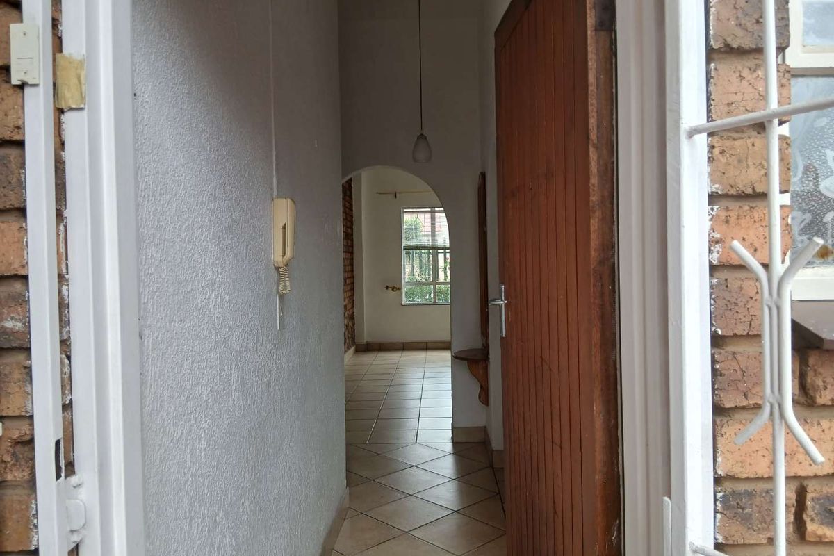 Charming Ground-Floor Unit with Prime Alberton Location!" 2. "Discover Spacious Living Near Alberton Boulevard!" 3. "Perfect Family Home: Comfort and Conven - Photo 2