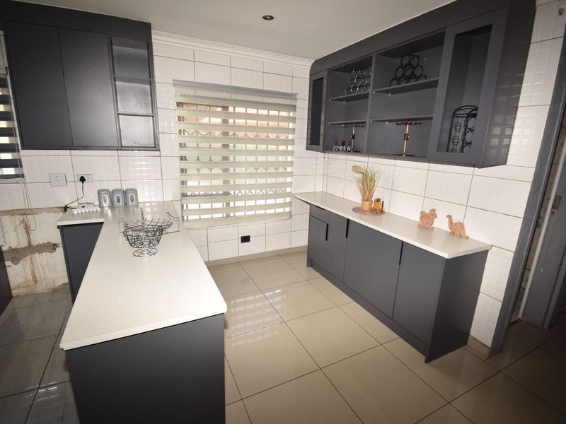 Charming 3-Bedroom Home with Flatlet in Crystal Park - Photo 3