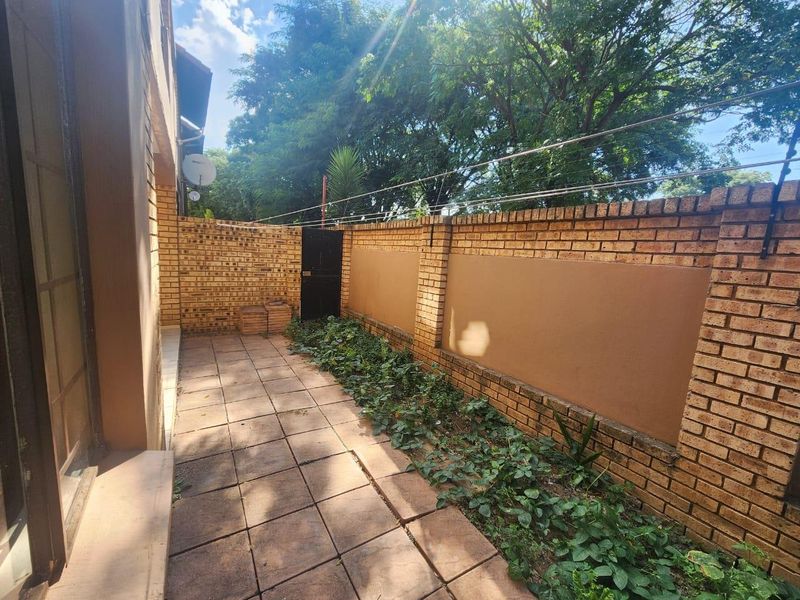 Neat & spacious 2 bedroom flat for sale in Benoni - Photo 10