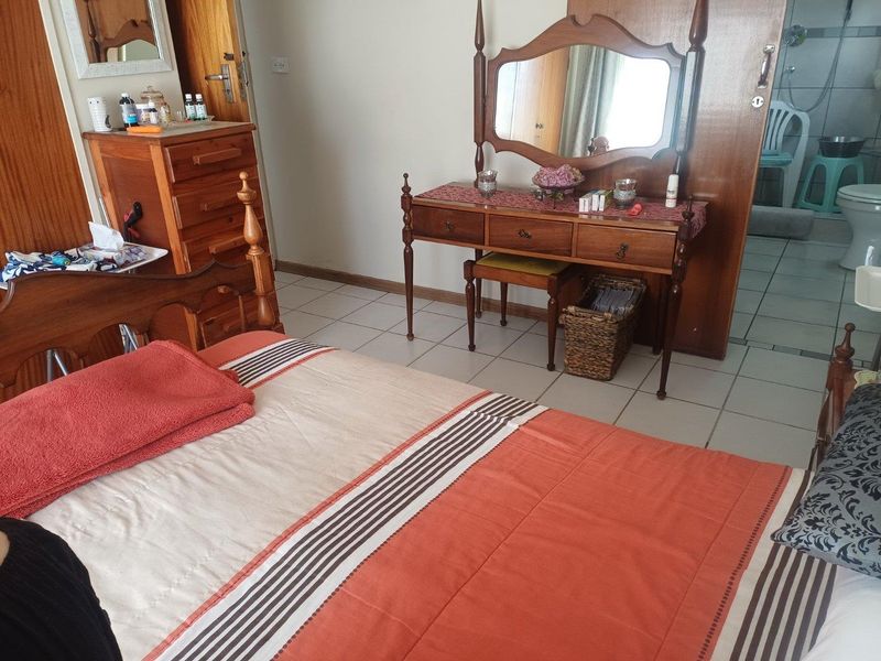 Spacious Family Home with Study, Pool & Excellent Location - Photo 7