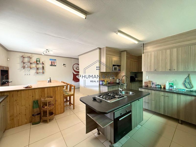 Modern 4-bedroom Home near town center - Photo 2