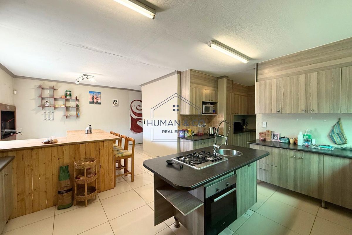 Modern 4-bedroom Home near town center - Photo 2