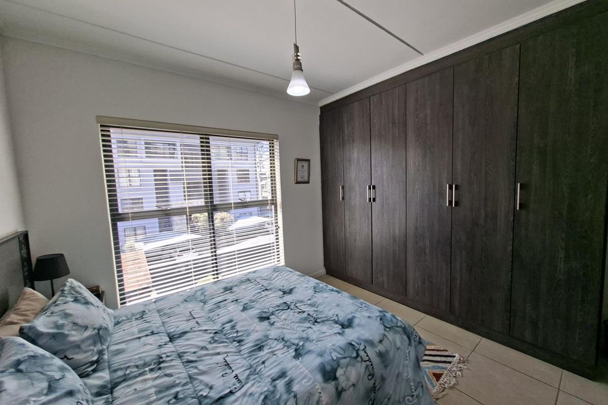 Modern 1st floor 3 Bedroom/2 Bathroom Apartment in secure estate - Photo 2