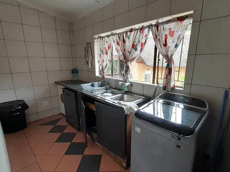 Spacious family home in Glen Marais - Photo 8