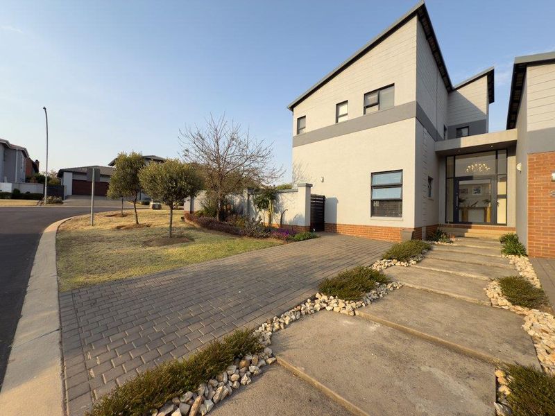 Modern Family Home with Solar System – Big Corner Stand & Entertainment Dream - Photo 6