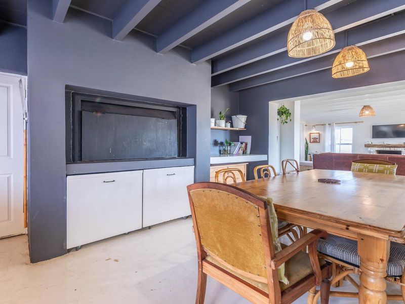 Charming Coastal Retreat in Exclusive Grotto Bay - Photo 9