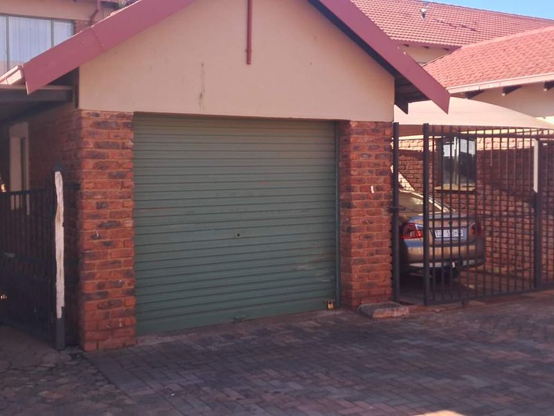 3 BEDROOM APARTMENT - Photo 4