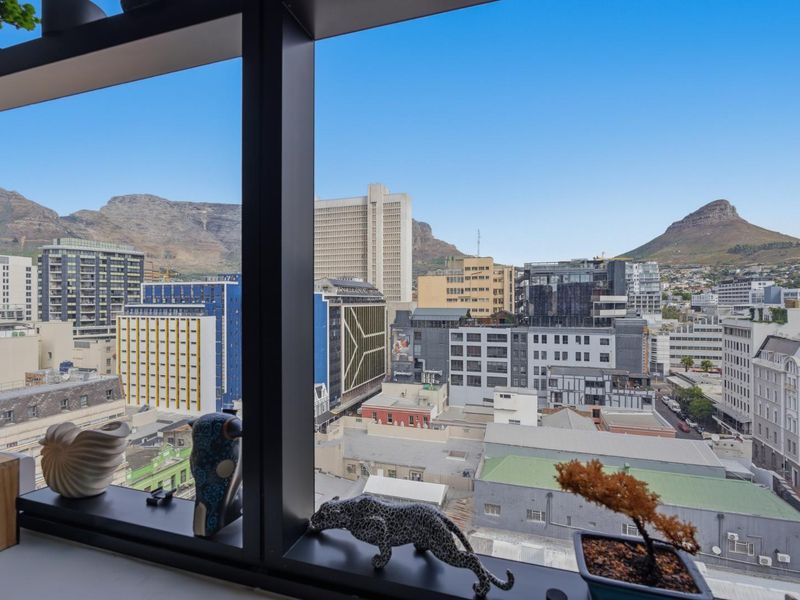 The iconic centerpiece of Table Mountain is framed perfectly as a natual canvas in your window! - Photo 6