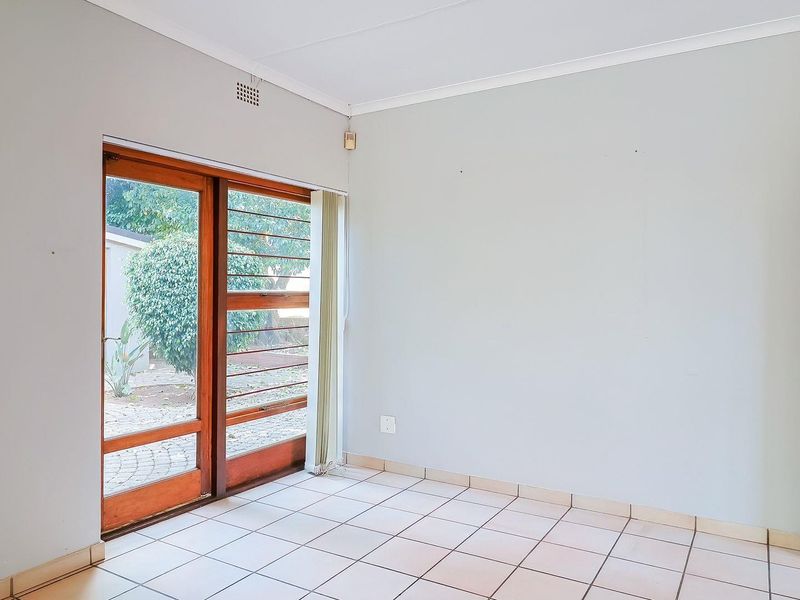 4 Bedroom Home in Fairland - Photo 8