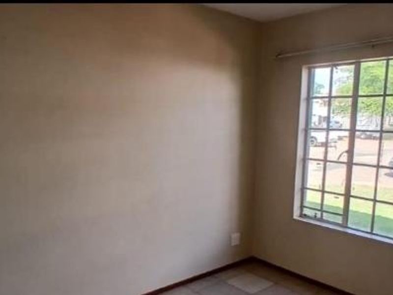 Well Maintained 2 Bedroom Apartment - Photo 8