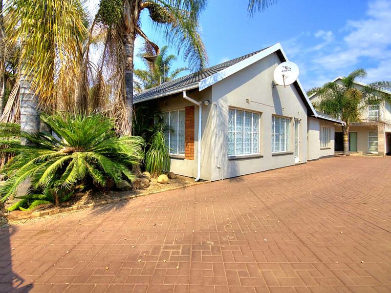 Exceptional property with 2 Dwellings! - Photo 4