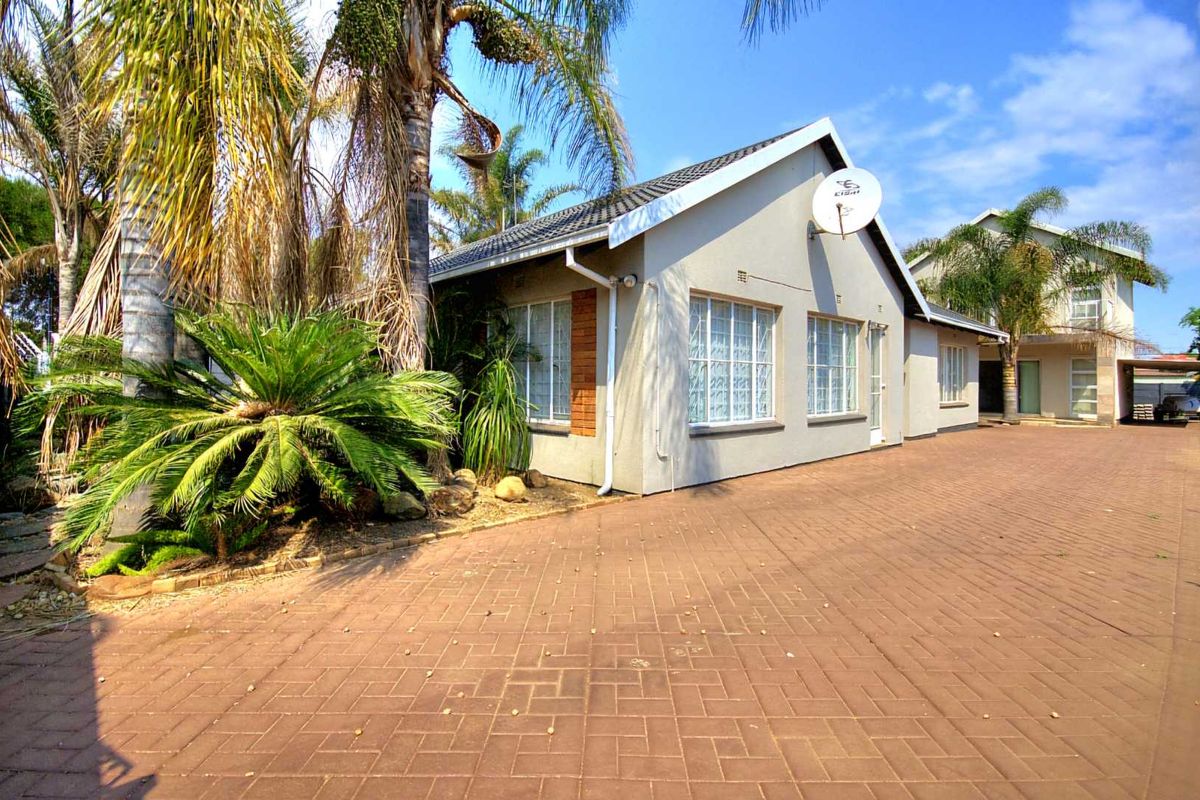 Exceptional property with 2 Dwellings! - Photo 4