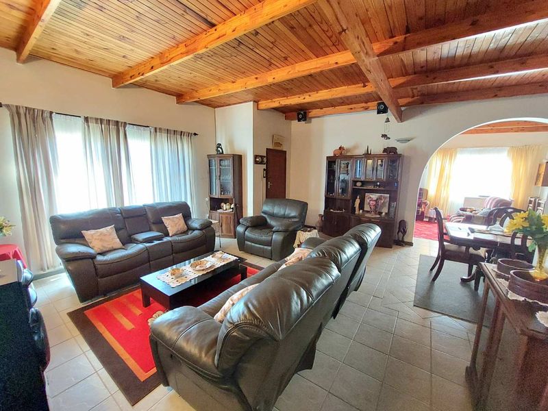 Spacious 3 Bedroom Home with Additional Flat - Photo 3
