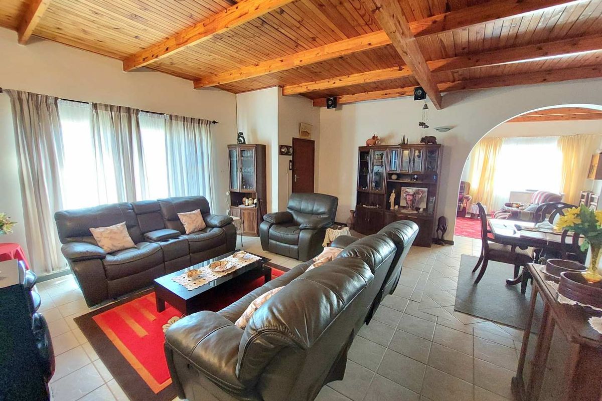 Spacious 3 Bedroom Home with Additional Flat - Photo 3