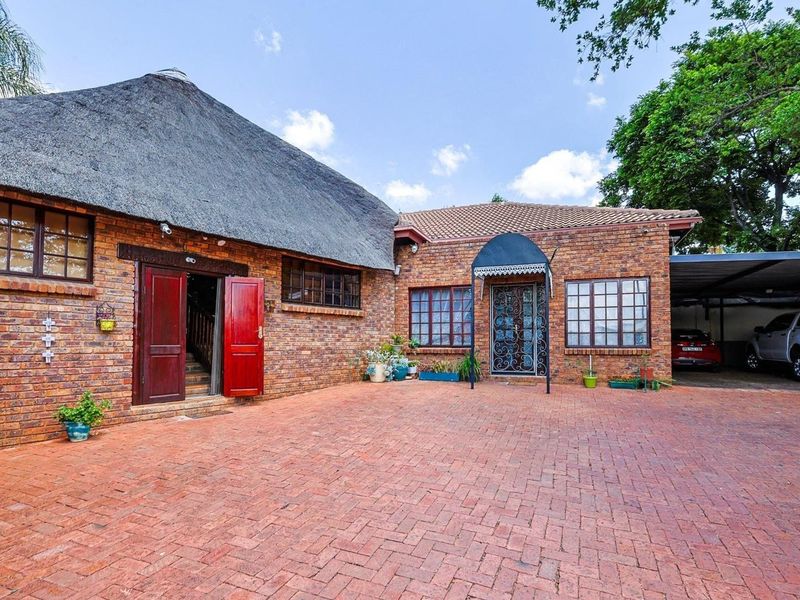 Spacious Family Home with Flatlet - Photo 3