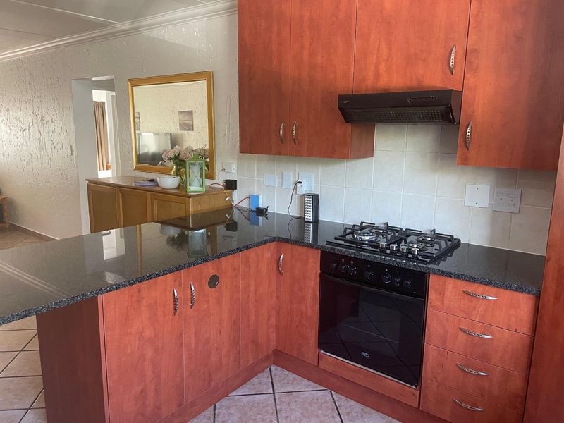 UNFURNISHED TWO BEDROOMS - Photo 4