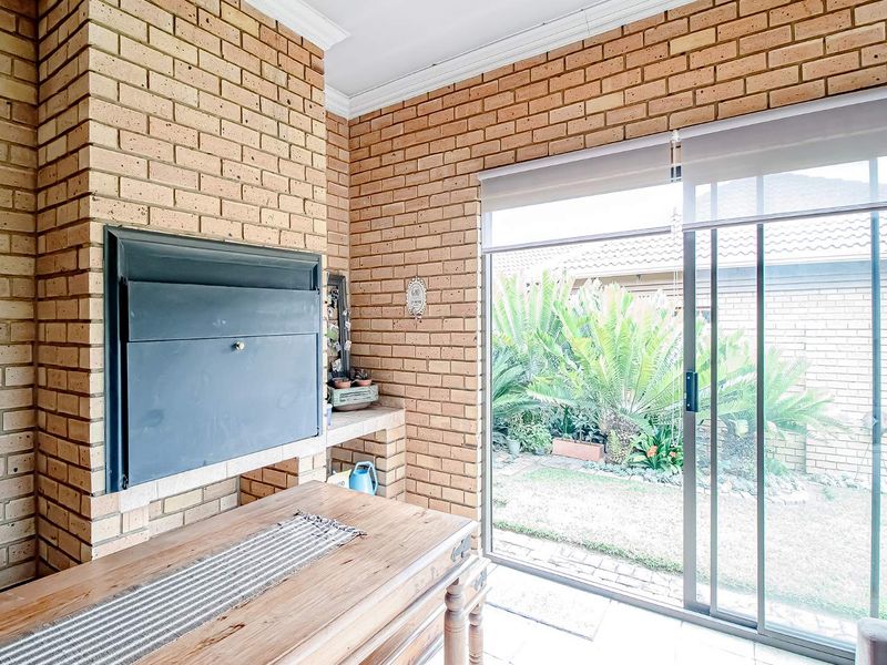 3 Bedroom 2 bathroom home - Photo 3