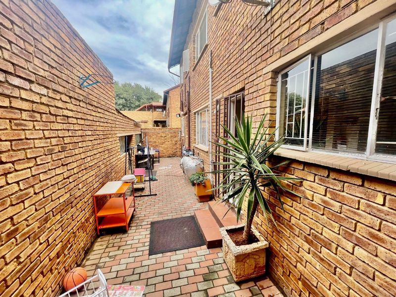 Ideal Location: Easy Access to Airport, Sandton & Pretoria - Photo 5