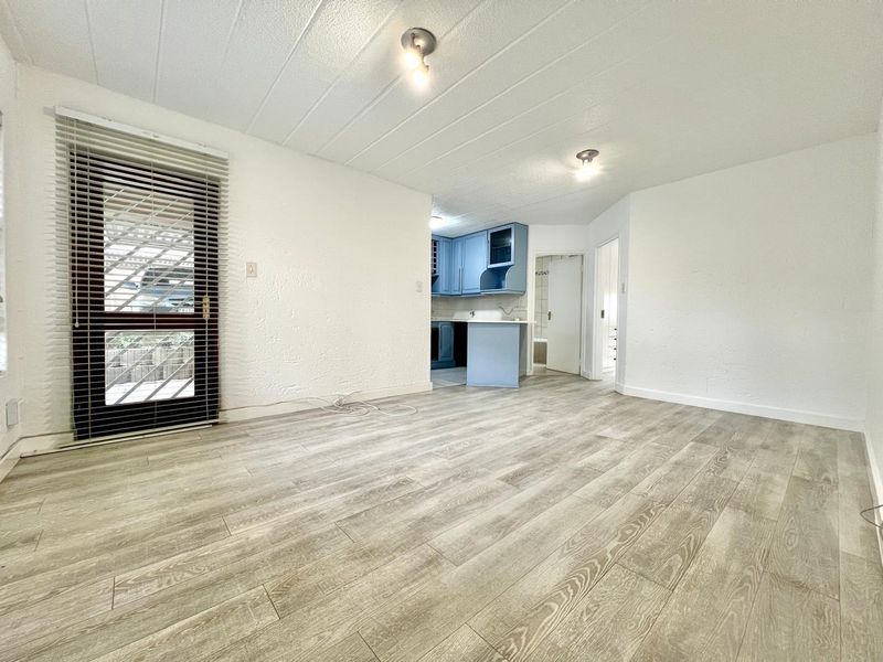 RENOVATED GROUND FLOOR APARTMENT IN A POPULAR COMPLEX IN PARKTOWN NORTH - Photo 5