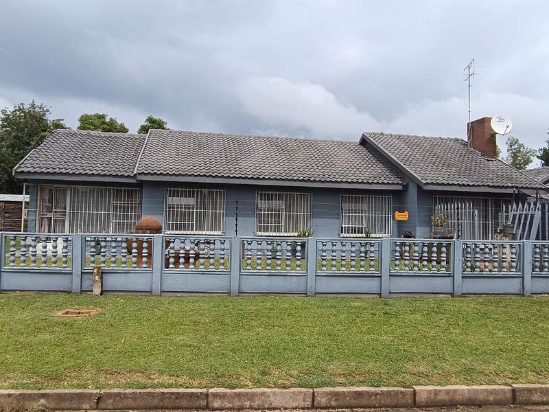 "Spacious 3-Bed Home with Income-Generating Flatlet!" - Photo 2