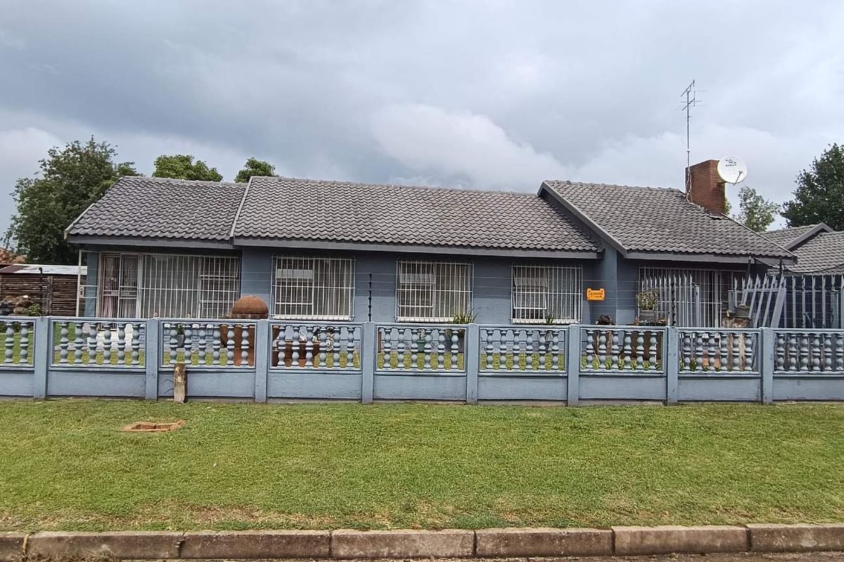 "Spacious 3-Bed Home with Income-Generating Flatlet!" - Photo 2