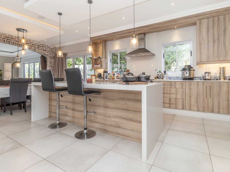 Elegant 4 Bedroom Family Home to Rent in Helderfontein Eco Estate - Photo 6