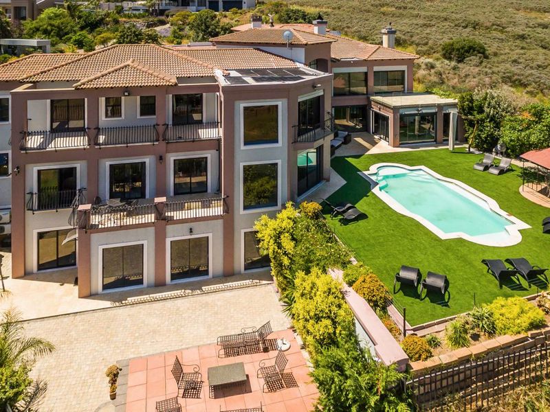 Spectacular Tuscan Villa with 13 Bedrooms and Private Apartments Overlooking Tygerberg Nature Reserve - Photo 2